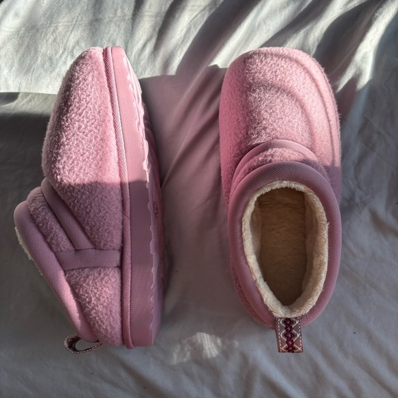 Ugg Pink Fuzzy Lightweight Slippers - Picture 1 of 4